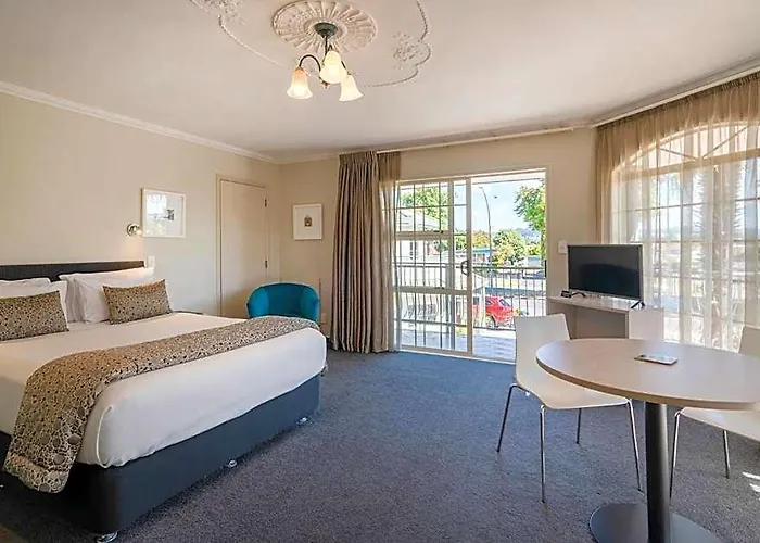 Silver Fern & Motel 5*