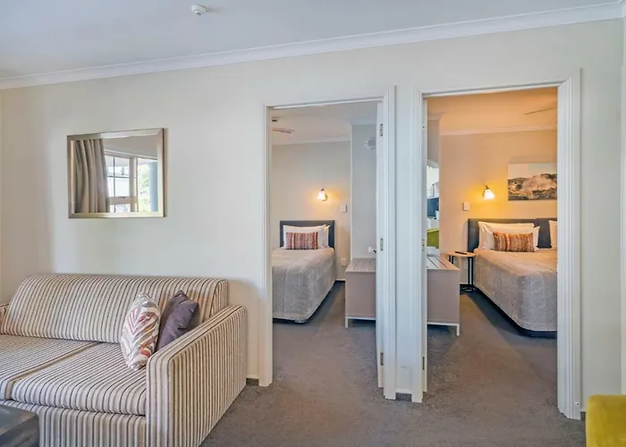 Silver Fern & Motel 5*