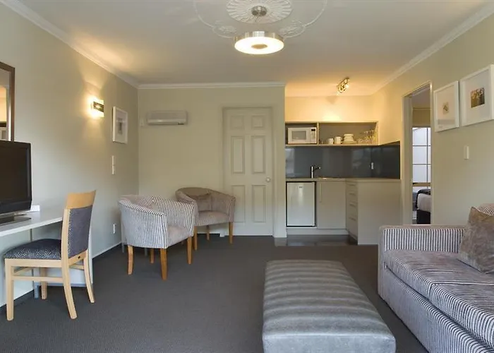 Silver Fern & Motel 5*